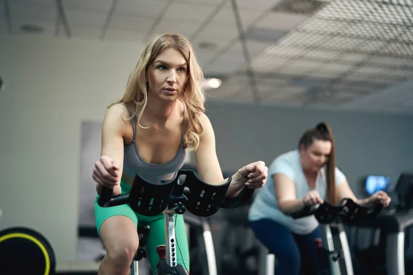 Blonde Frau Auf Dem Fahrrad Fitnessstudio — Stockfoto
