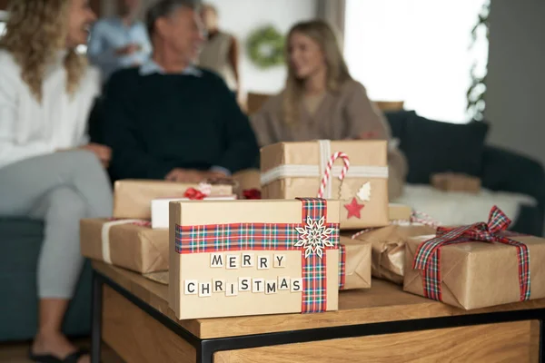 Dettaglio Del Regalo Natale Della Famiglia Madre Seduta Sul Divano — Foto Stock