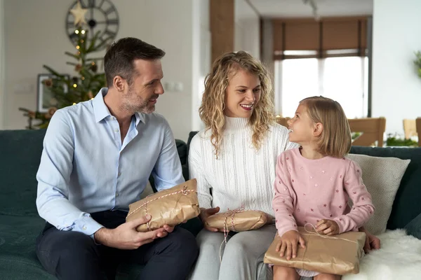 Elegante Família Caucasiana Pais Menina Sentados Segurando Presentes Natal — Fotografia de Stock