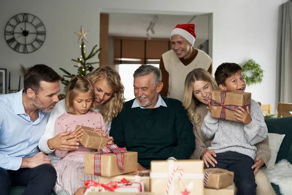 Vícegenerační Kavkazská Rodina Otevírající Vánoční Dárky Doma — Stock fotografie