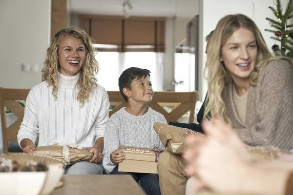 Blanke Familie Zit Houdt Kerstcadeaus Vast — Stockfoto