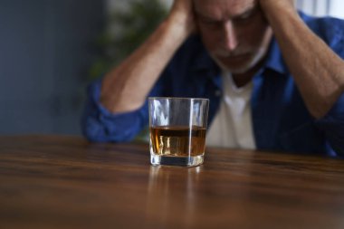 Alkol sorunu olan kıdemli beyaz adam.