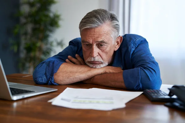 Hombre Mayor Apoyado Mesa Con Problemas Financieros — Foto de Stock