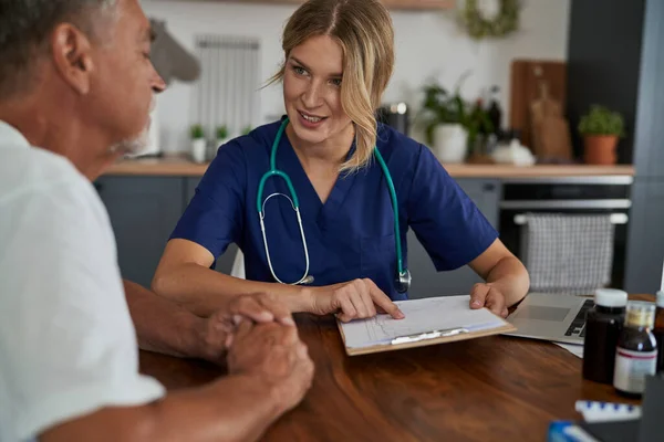 Medico Femminile Caucasico Visita Domicilio — Foto Stock