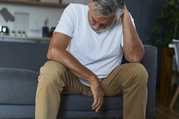 Senior Kaukasier Man Med Mentala Problem Sitter Soffan Hemmet — Stockfoto