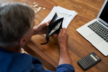 Yukarıdan gelen adam boş cüzdanı açıyor. 