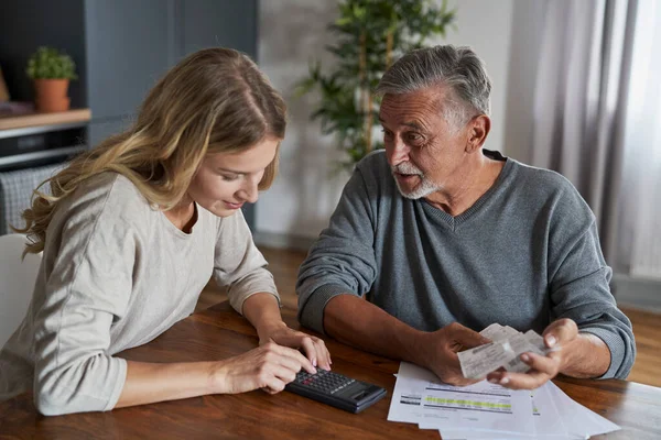 Hombre Mayor Con Hija Adulta Busca Solución Problemas Financieros Documentos — Foto de Stock