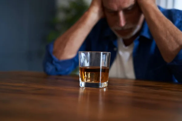 Alkol Sorunu Olan Kıdemli Beyaz Adam — Stok fotoğraf