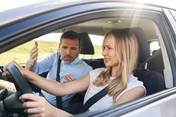 Caucásico Pareja Tener Problema Camino — Foto de Stock