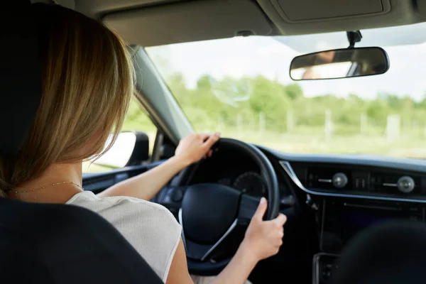 Rear View Caucasian Blonde Woman Driving Car — Stock Photo, Image