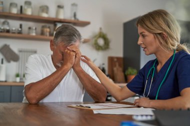 Kafkasyalı kıdemli bir adam sağlığıyla ilgili kötü haberi duyduktan sonra el ele tutuşmuş.