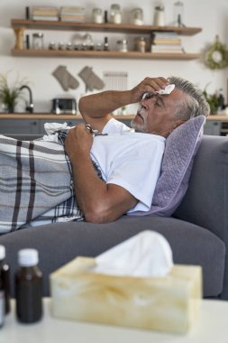 Kıdemli Kafkasyalı kanepede gripten yatıyor.