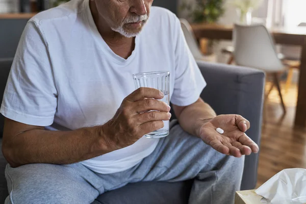 Idősebb Fehér Férfi Tablettákat Szed Egy Pohár Vizet Tart Kezében — Stock Fotó