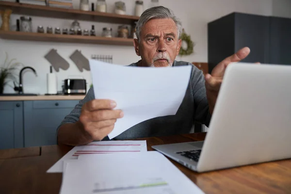 Senior Chocado Homem Pagando Contas Line Documentos Preparar Especial Para — Fotografia de Stock