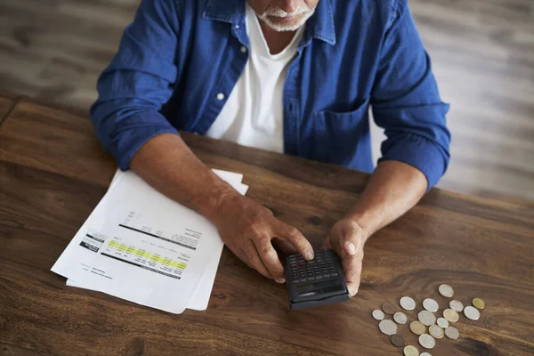 Desde Arriba Hombre Mayor Contando Presupuesto Casa Calculadora Documentos Preparan — Foto de Stock