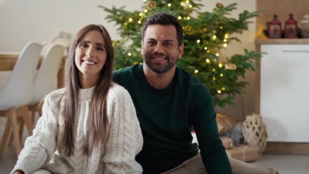 Retrato Casal Feliz Multi Etnia Durante Natal Tiro Com Câmera — Vídeo de Stock