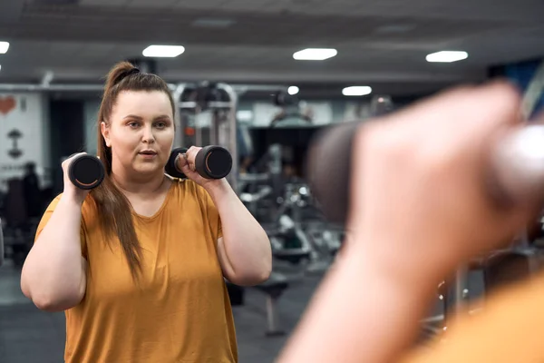 Woman Overweight Lifting Dumbbells Gym — Stock Fotó