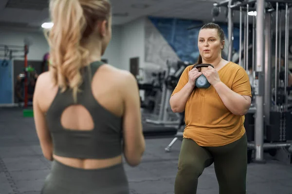 Caucasian Size Woman Her Trainer Working Out Gym — Fotografia de Stock
