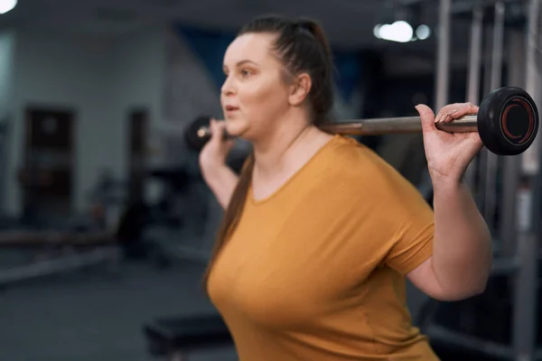 Mujer Caucásica Con Sobrepeso Levantamiento Pesas Gimnasio — Foto de Stock