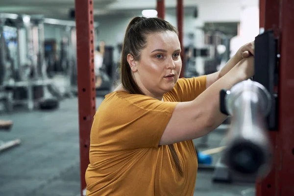 Kaukasische Frau Mit Übergewicht Steht Fitnessstudio — Stockfoto