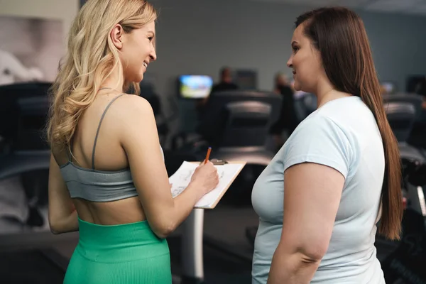 Two Caucasian Women Talking Together Gym — стоковое фото