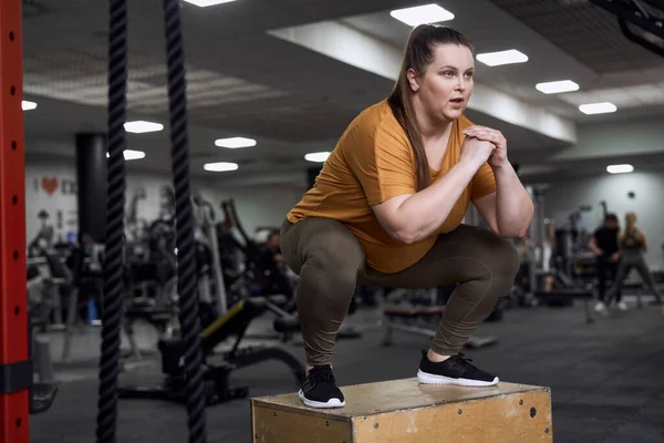 Mujer Con Sobrepeso Saltando Caja Gimnasio — Foto de Stock