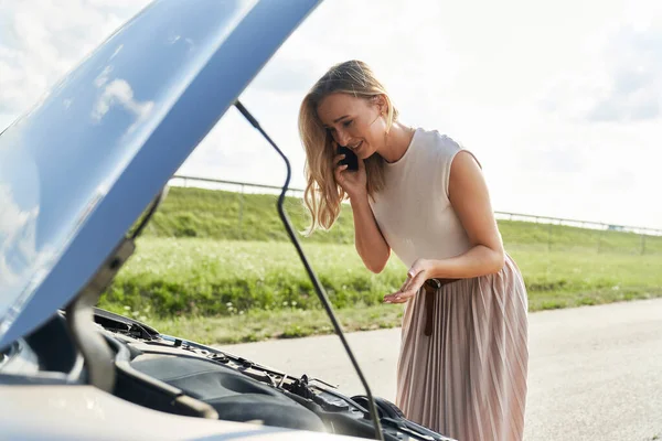 Caucasian Woman Broken Car Calling Help Road — Stock Photo, Image