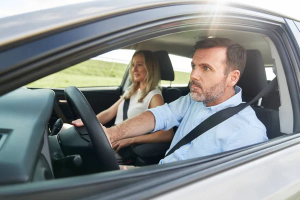 Caucásico Pareja Tener Problema Camino — Foto de Stock