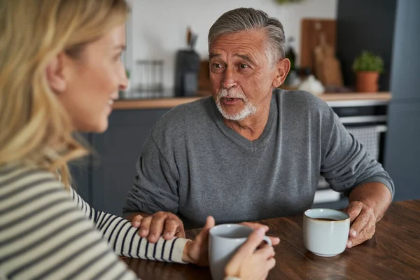 Senior Man Möte Med Vuxen Dotter Hemma — Stockfoto