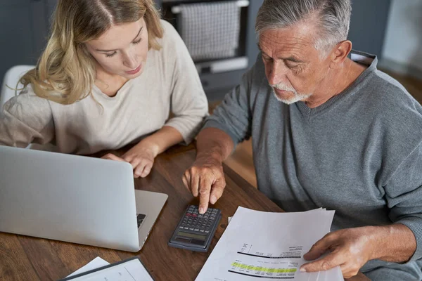 Hombre Mayor Con Hija Adulta Contando Las Finanzas Caseras — Foto de Stock