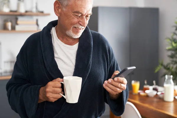 Homem Caucasiano Sênior Usando Telefone Celular Beber Café Pela Manhã — Fotografia de Stock