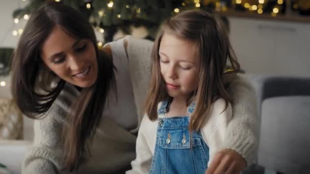Mãe Filha Caucasianas Felizes Embalando Presentes Natal Juntos Chão Tiro — Vídeo de Stock