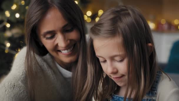 Incline Mãe Caucasiana Feliz Filha Embalando Presentes Natal Juntos Chão — Vídeo de Stock