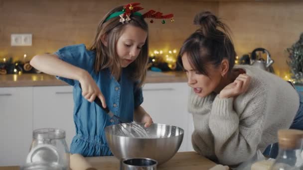 台所でクリスマスの時間に焼く娘を持つ白人女性 8Kでレッドヘリウムカメラで撮影 — ストック動画