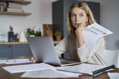 Beyaz kadın mali sorunlarla boğuşuyor.