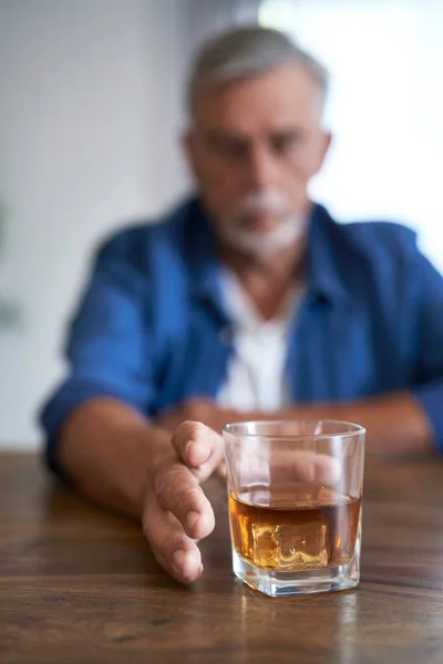 Închideți Sticla Plină Whisky Fundal Care — Fotografie, imagine de stoc