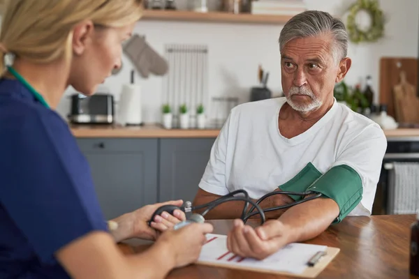 Caucásico Médico Femenino Medición Presión Hombre Mayor Casa Visita — Foto de Stock