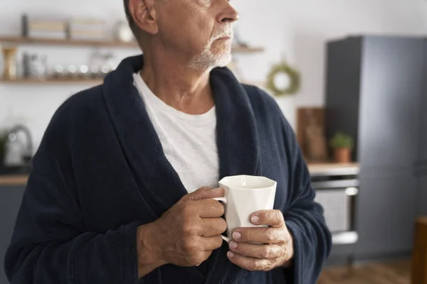 집에서 커피를 마시고 노인의 모습을 가까이 — 스톡 사진