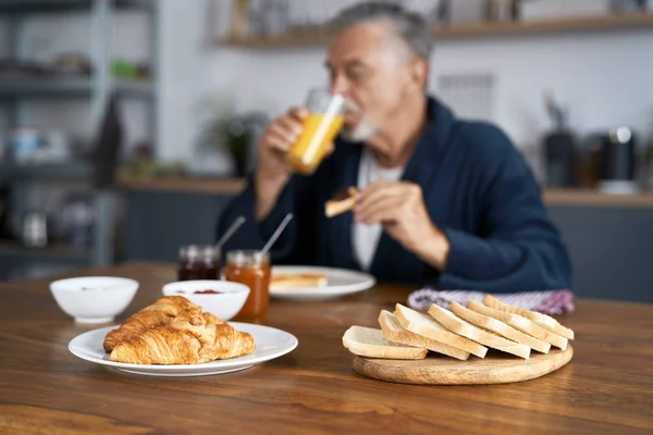 Homme Caucasien Senior Manger Petit Déjeuner Maison — Photo