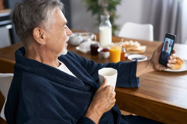 Homme Âgé Prenant Petit Déjeuner Parlant Avec Son Fils Par — Photo