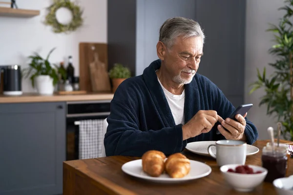 Homme Caucasien Senior Utilisant Téléphone Portable Petit Déjeuner — Photo