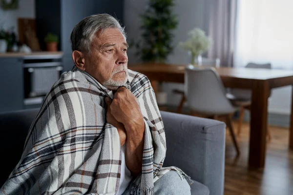 Senior Caucasico Seduto Con Faccia Triste Coving Coperta — Foto Stock