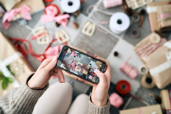 Mãos Mulher Irreconhecível Tirando Fotos Com Telefone Inteligente Presentes Natal — Fotografia de Stock