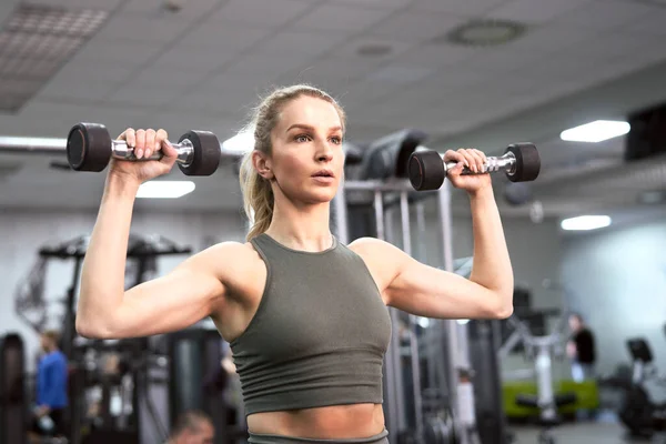 Mujer Rubia Caucásica Entrenando Con Pesas — Foto de Stock