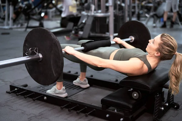 Blanke Vrouw Maakt Workout Sportschool — Stockfoto
