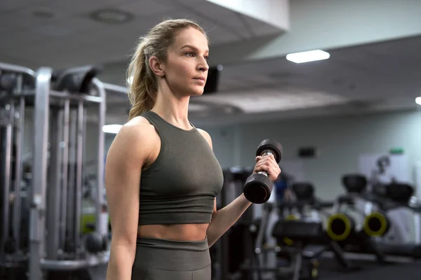 Mujer Caucásica Adulta Entrenando Con Pesas Gimnasio — Foto de Stock