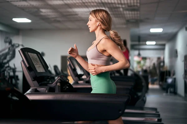 Caucásico Mujer Corriendo Cinta Correr Gimnasio — Foto de Stock