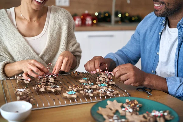 Частина Багатонаціональної Пари Прикрашає Солодке Печиво Вдома Під Час Різдва — стокове фото