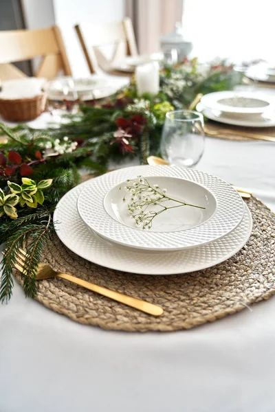 Cierre Plato Vacío Mesa Con Decoraciones Navideñas — Foto de Stock