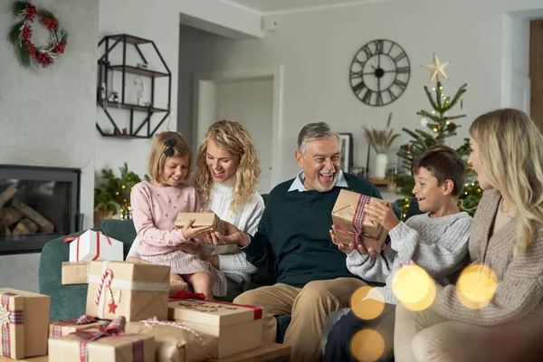 Multi Geração Família Caucasiana Abrindo Presentes Natal Casa — Fotografia de Stock